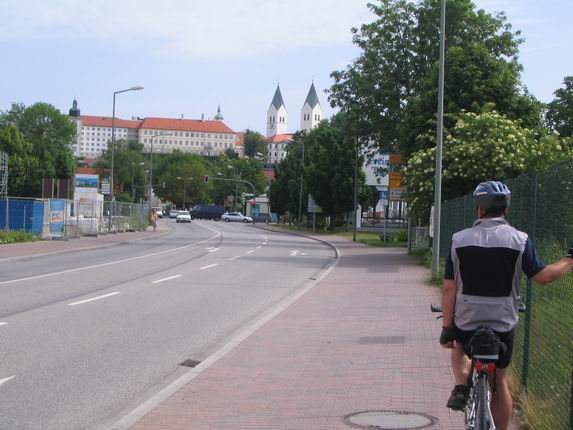 Freising im Hintergrund der Domberg und Kloster Neustift